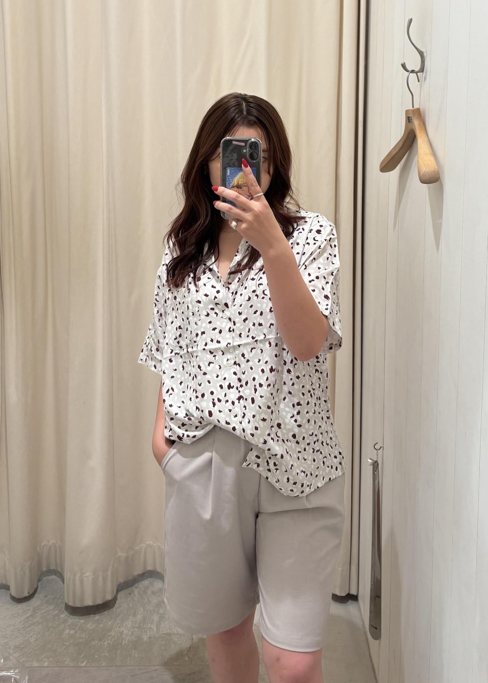 グレー系のシャツ/ブラウス、グレー系のその他パンツを着用したレディースの夏コーディネートの5枚目の写真