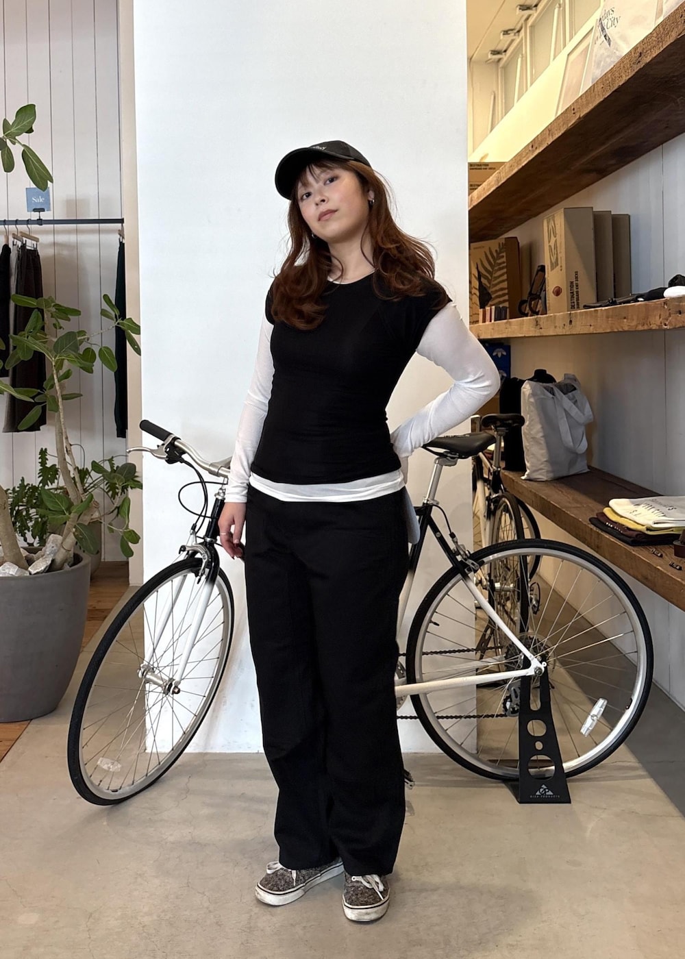 ブラック系のTシャツ/カットソー、ホワイト系のTシャツ/カットソー、ブラック系のその他パンツを着用したレディースの春コーディネートの5枚目の写真