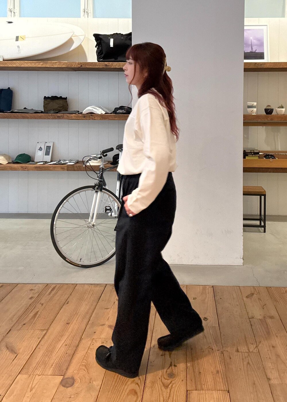 ブルー系のその他パンツ、ホワイト系のTシャツ/カットソーを着用したレディースの春コーディネートの2枚目の写真