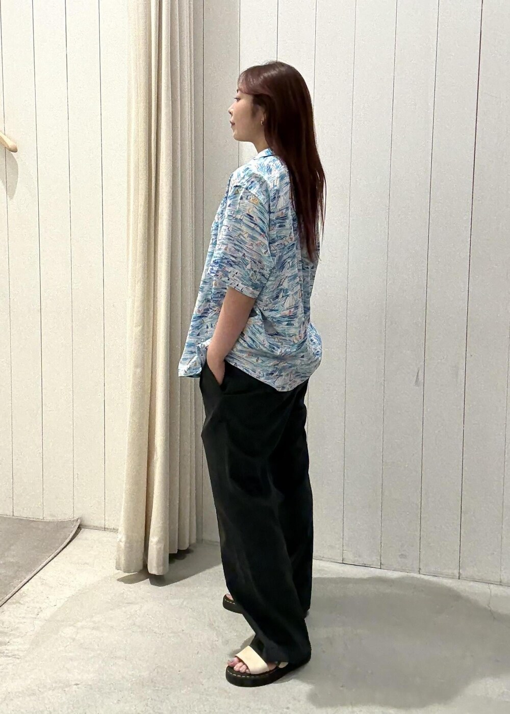 ブルー系のシャツ/ブラウスを着用したレディースの春コーディネートの4枚目の写真