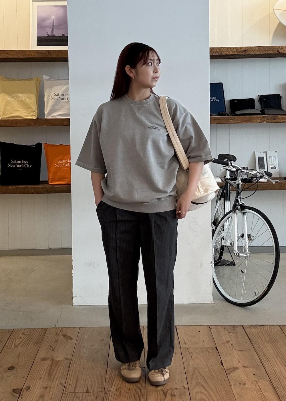 グレー系のスラックスを着用したレディースの春コーディネートの6枚目の写真