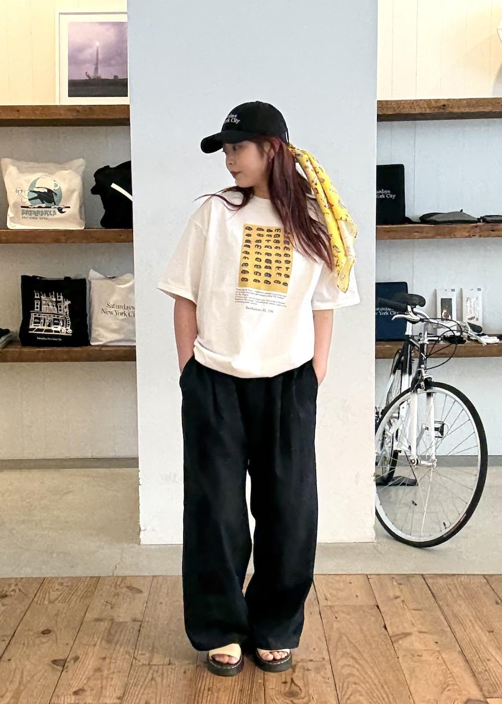 ホワイト系のTシャツ/カットソー、イエロー系のバンダナ/スカーフを着用したレディースの春コーディネートの3枚目の写真