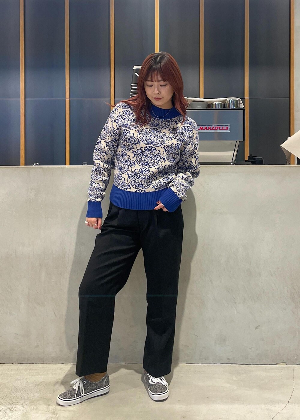 イエロー系のソックス/靴下を着用したレディースの秋コーディネートの2枚目の写真