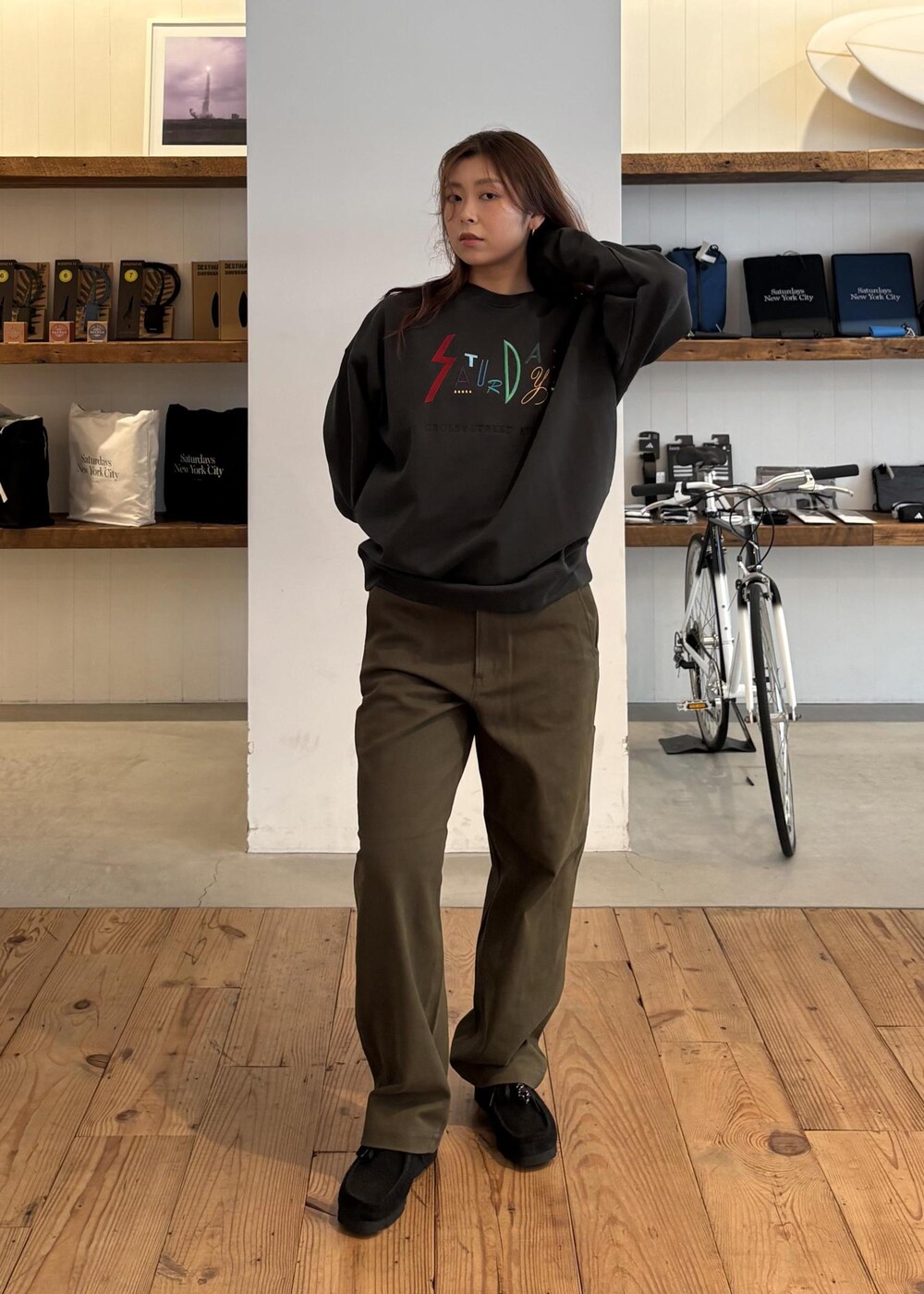 グリーン系のその他パンツを着用したレディースの秋コーディネートの7枚目の写真