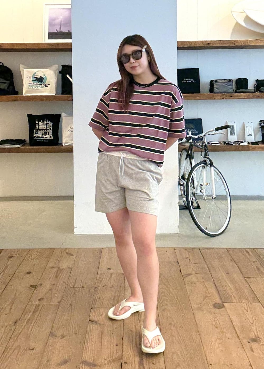 グレー系のサンダル、パープル系のTシャツ/カットソー、グレー系のその他パンツを着用したレディースの夏コーディネートの5枚目の写真