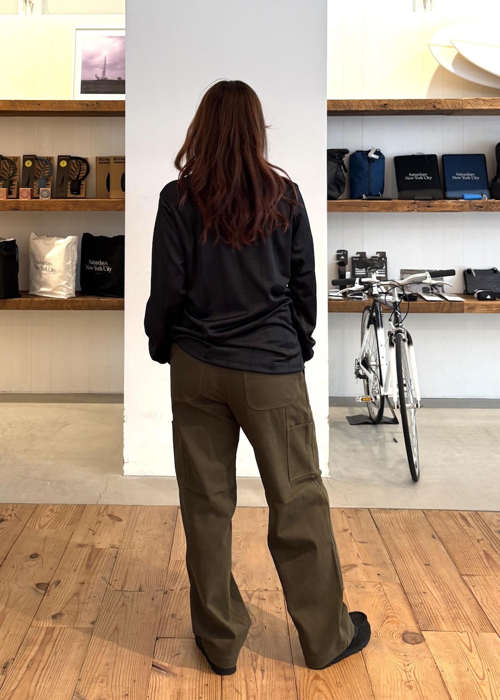 ブラック系のスニーカー、グリーン系のその他パンツ、ブラック系のサングラスを着用したレディースの秋コーディネートの5枚目の写真