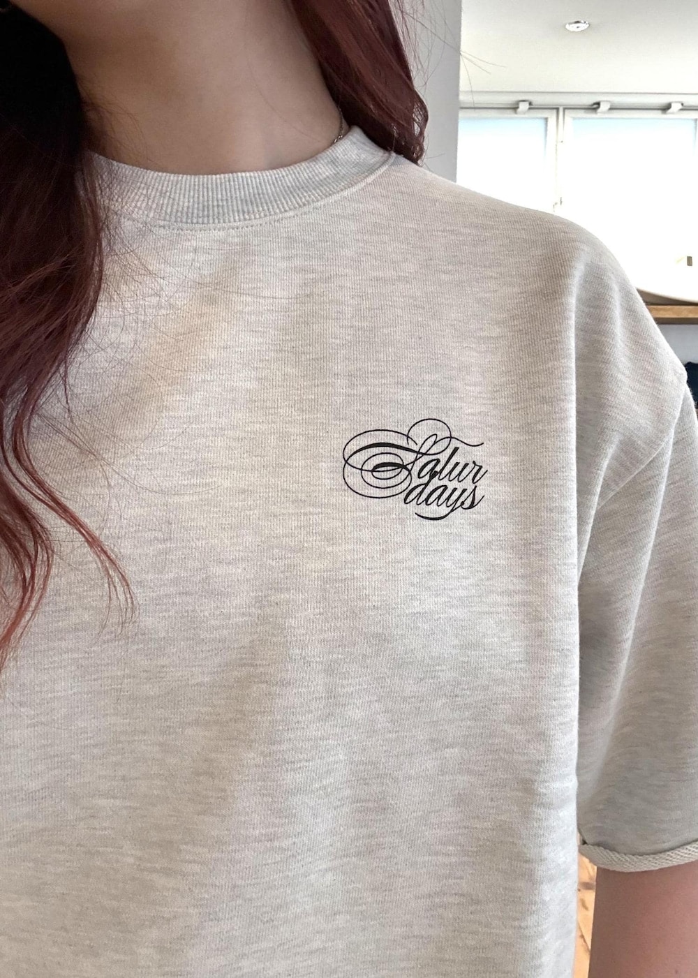 ブラック系のその他シューズ、グレー系のその他パンツ、イエロー系のソックス/靴下を着用したレディースの春コーディネートの8枚目の写真