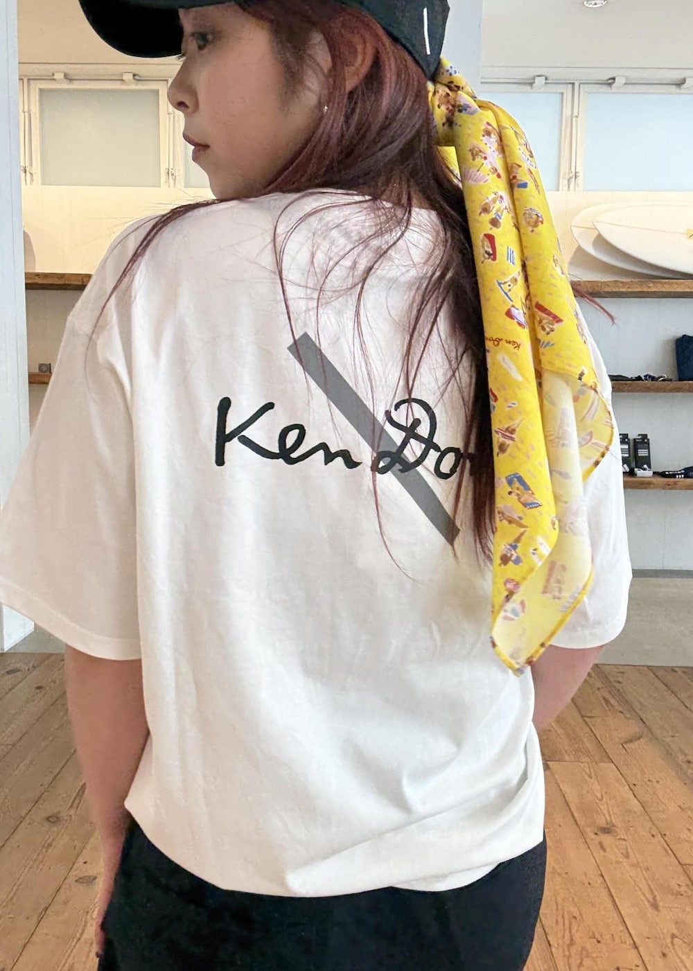 ホワイト系のTシャツ/カットソー、イエロー系のバンダナ/スカーフを着用したレディースの春コーディネートの8枚目の写真