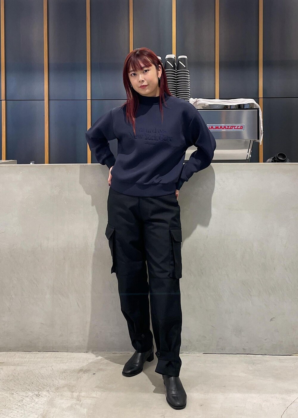 ブラック系のその他パンツ、グレー系のダウンジャケット/コート、ブルー系のニットキャップ/ビーニーを着用したレディースの秋コーディネートの2枚目の写真