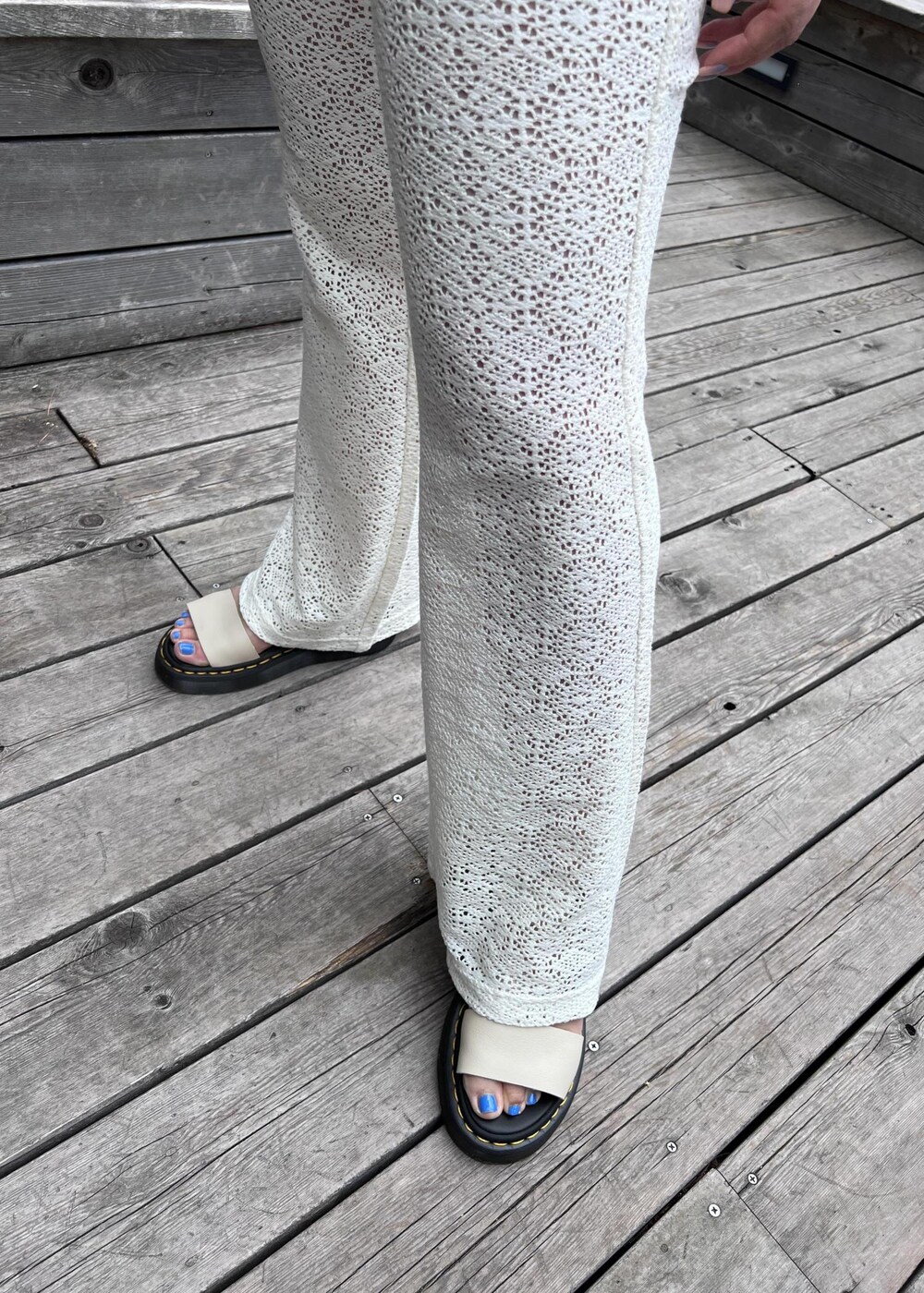 ブルー系のシャツ/ブラウス、ホワイト系のチューブトップ、ホワイト系のその他パンツを着用したレディースの夏コーディネートの3枚目の写真