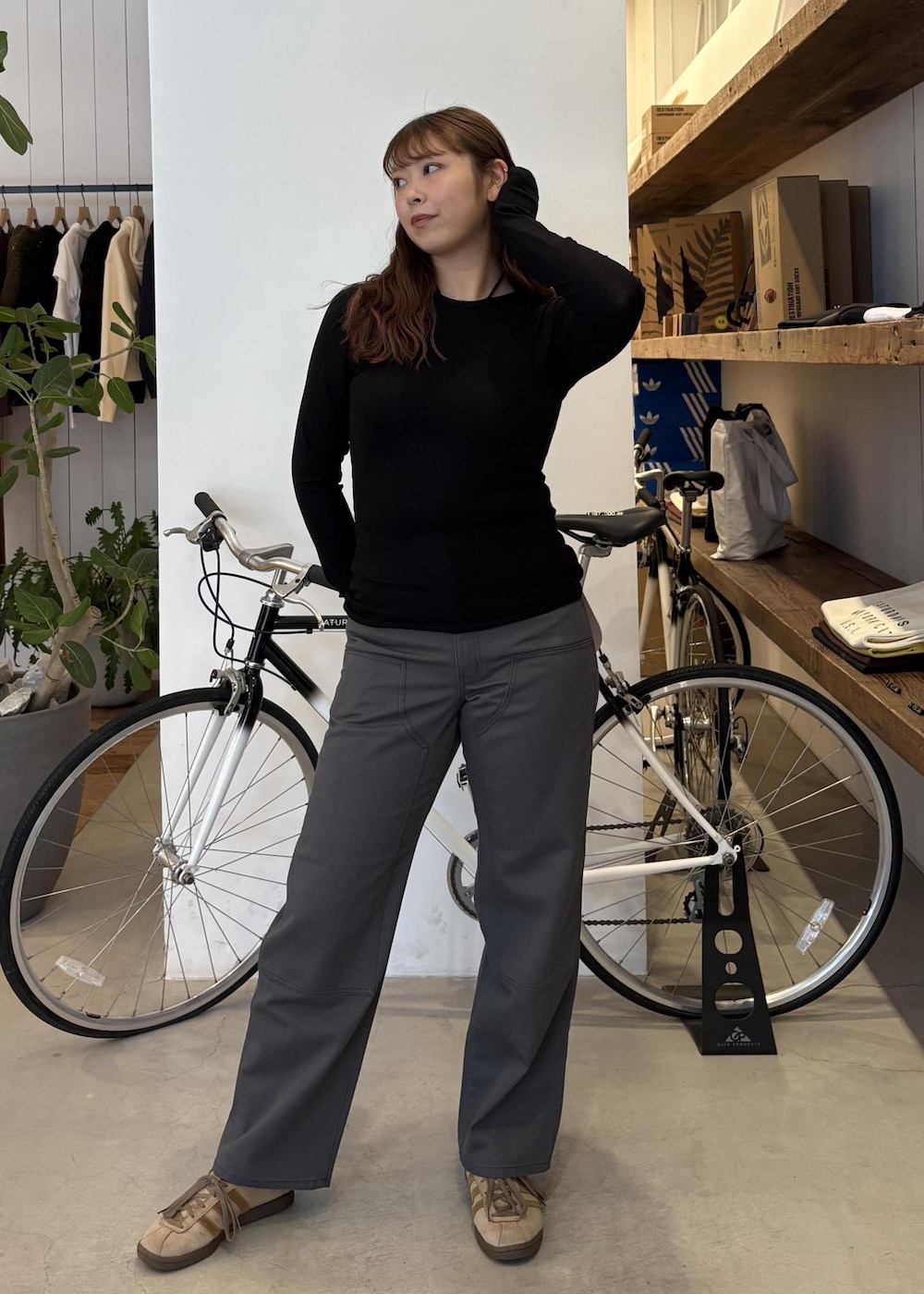 ブラック系のTシャツ/カットソー、ブラウン系のその他アウター、グレー系のその他パンツを着用したレディースの冬コーディネートの6枚目の写真