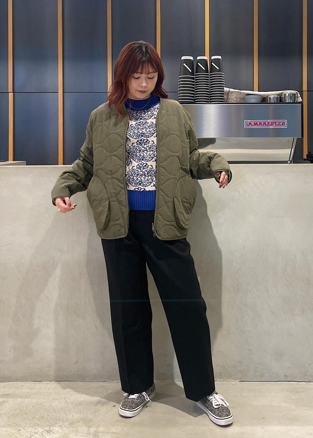 ブルー系のニット/セーター、ブラック系のその他パンツ、イエロー系のソックス/靴下を着用したレディースの秋コーディネートの5枚目の写真