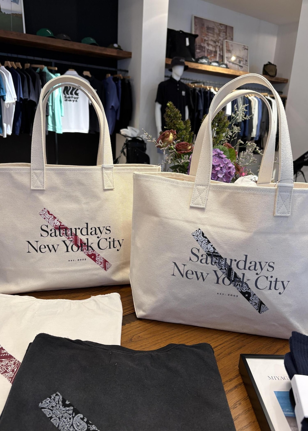 ブラック系のサンダル、ホワイト系のワンピース、レッド系のトートバッグを着用したレディースの夏コーディネートの8枚目の写真