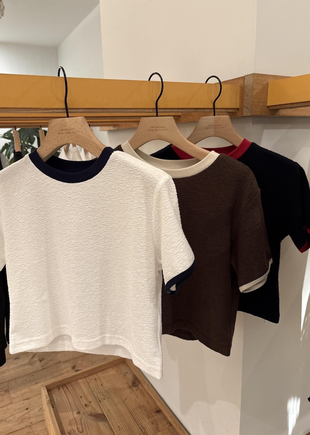 グリーン系のその他パンツを着用したレディースの夏コーディネートの6枚目の写真