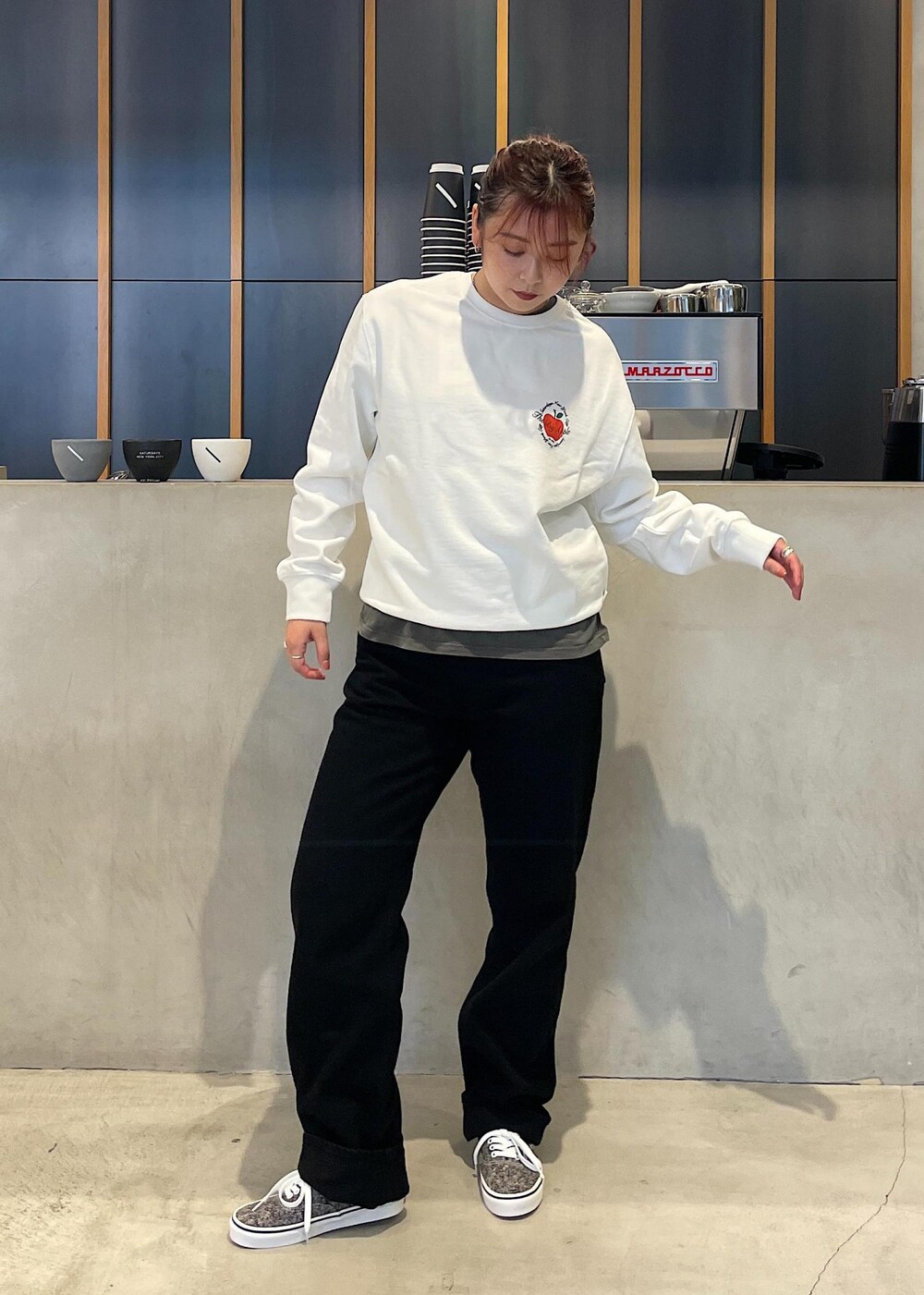 ブラック系のTシャツ/カットソー、ブラック系のデニムパンツを着用したレディースの夏コーディネートの2枚目の写真