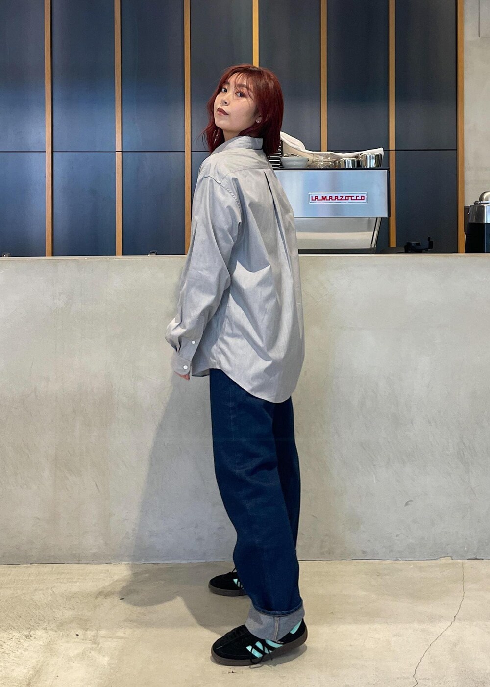 ブルー系のデニムパンツ、ブルー系のシャツ/ブラウスを着用したレディースの秋コーディネートの2枚目の写真