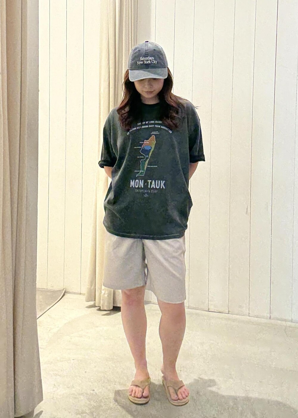 グレー系のその他パンツ、ブラック系のTシャツ/カットソーを着用したレディースの夏コーディネートの2枚目の写真