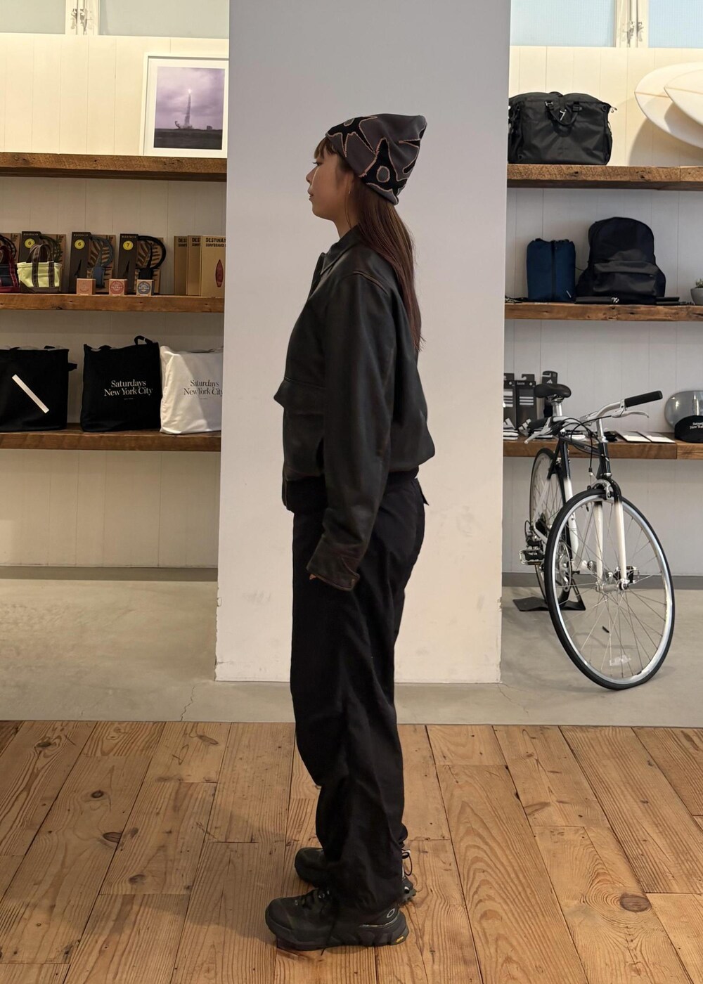 ブラック系のその他パンツ、ブラウン系のブルゾンを着用したレディースの秋コーディネートの2枚目の写真