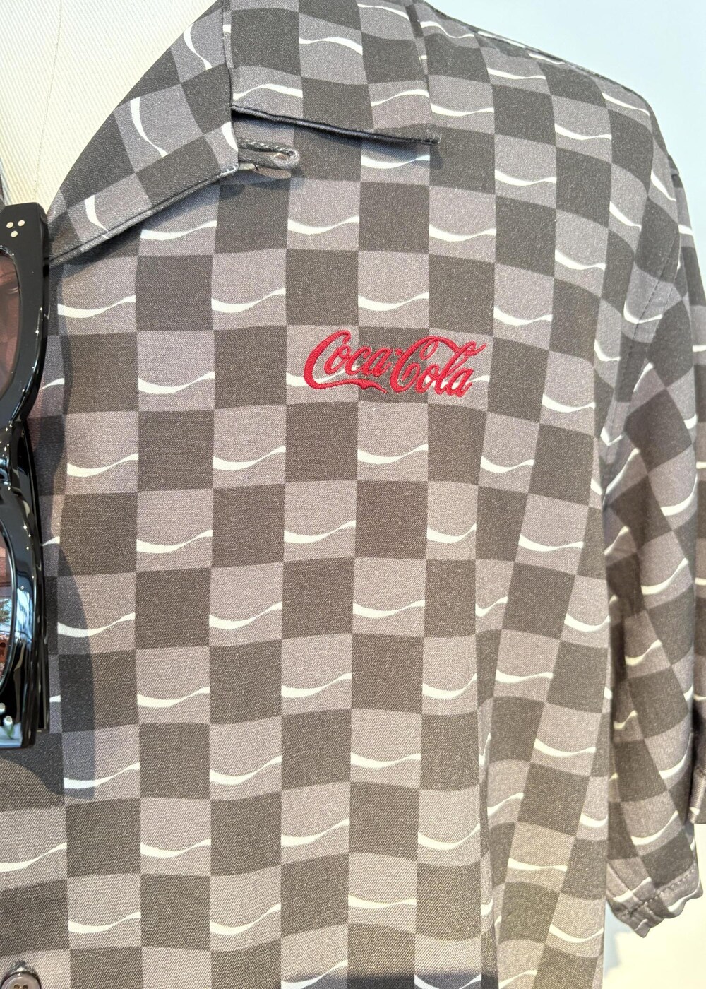 レッド系のTシャツ/カットソー、ブラック系のシャツ/ブラウス、ブラック系のサングラスを着用したレディースの夏コーディネートの7枚目の写真