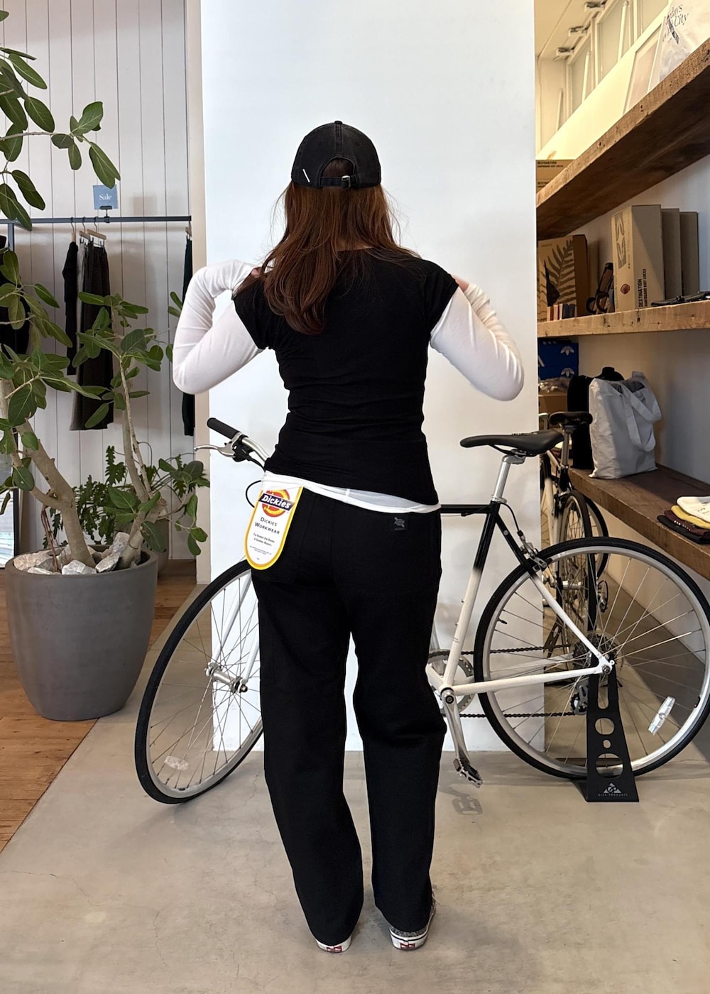 ブラック系のTシャツ/カットソー、ホワイト系のTシャツ/カットソー、ブラック系のその他パンツを着用したレディースの春コーディネートの4枚目の写真