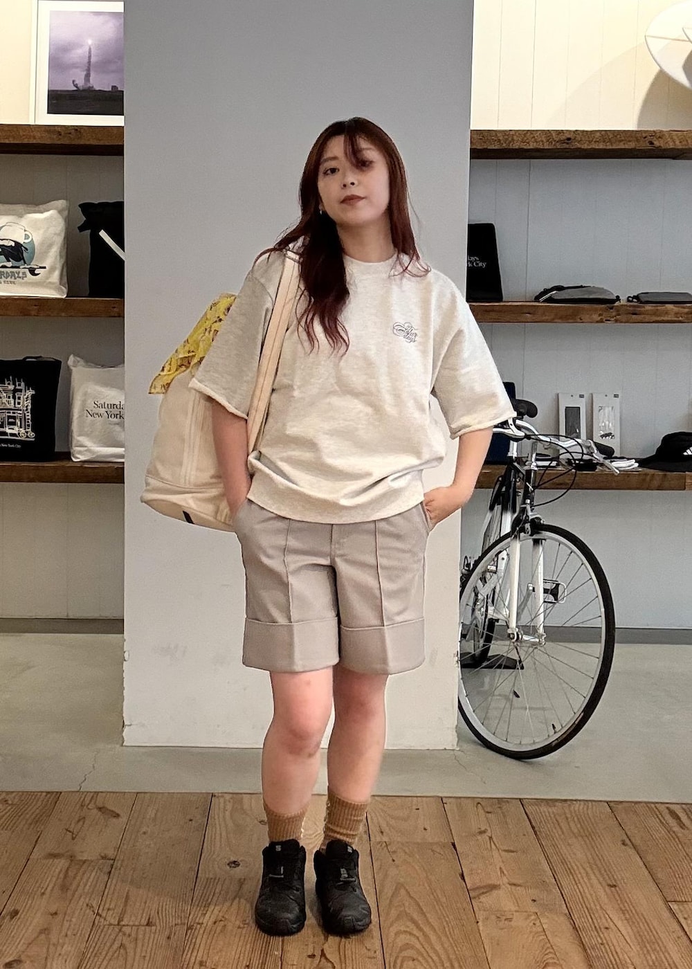 ブラック系のその他シューズ、グレー系のその他パンツ、イエロー系のソックス/靴下を着用したレディースの春コーディネートの2枚目の写真