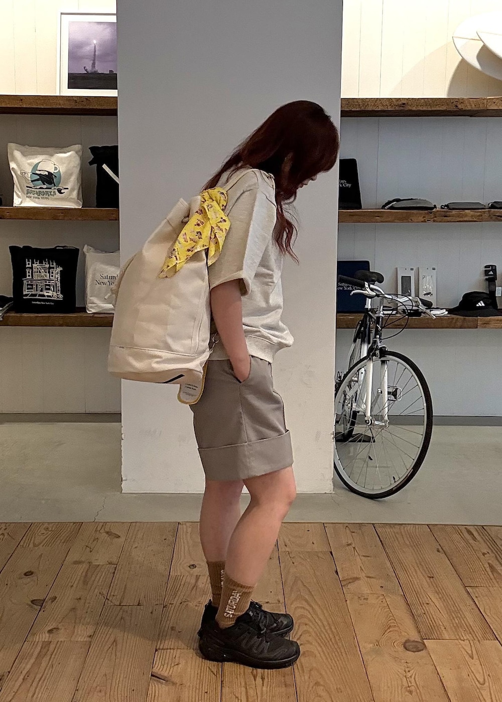 ブラック系のその他シューズ、グレー系のその他パンツ、イエロー系のソックス/靴下を着用したレディースの春コーディネートの6枚目の写真