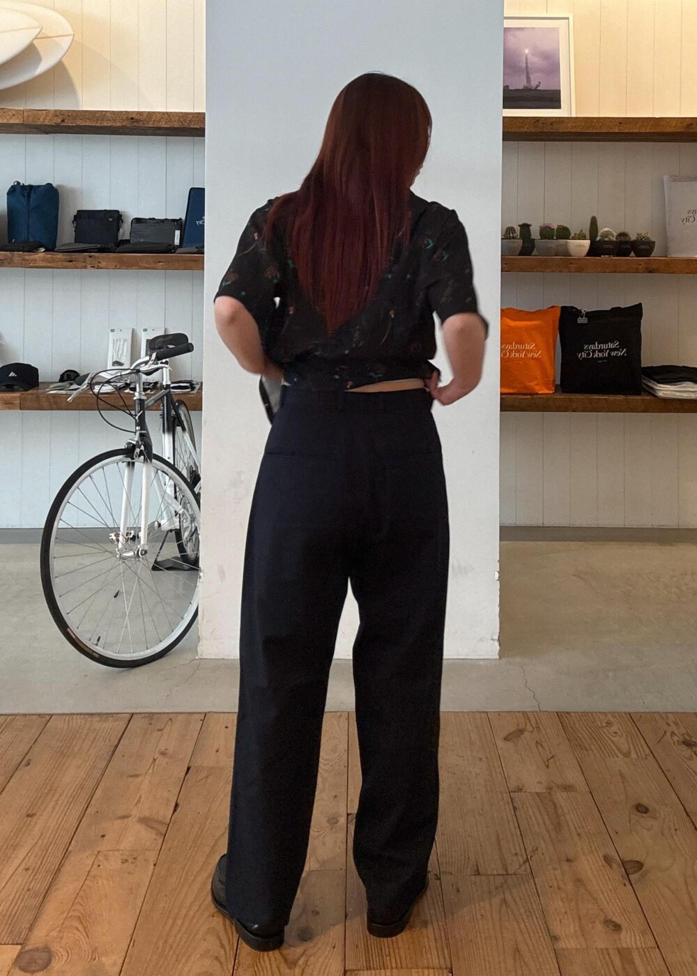 ブルー系のその他パンツ、ブラック系のシャツ/ブラウスを着用したレディースの春コーディネートの5枚目の写真
