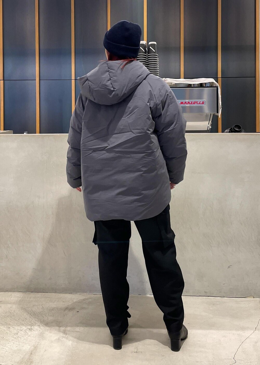 ブラック系のその他パンツ、グレー系のダウンジャケット/コート、ブルー系のニットキャップ/ビーニーを着用したレディースの秋コーディネートの4枚目の写真