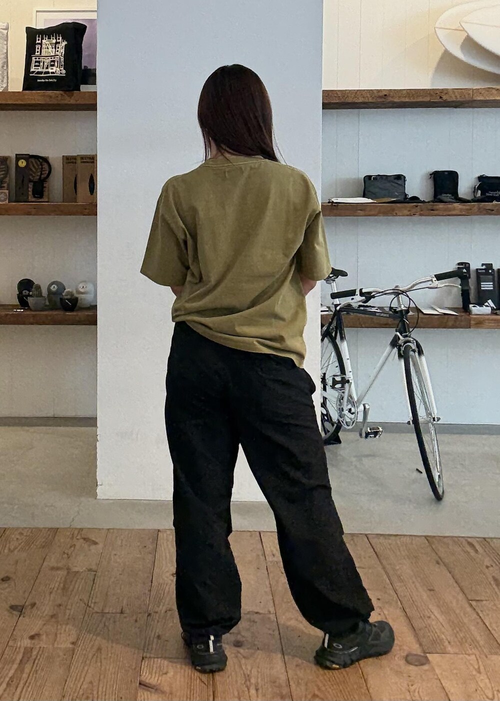 イエロー系のTシャツ/カットソー、ブラック系のその他パンツ、ベージュ系のサングラスを着用したレディースの夏コーディネートの2枚目の写真