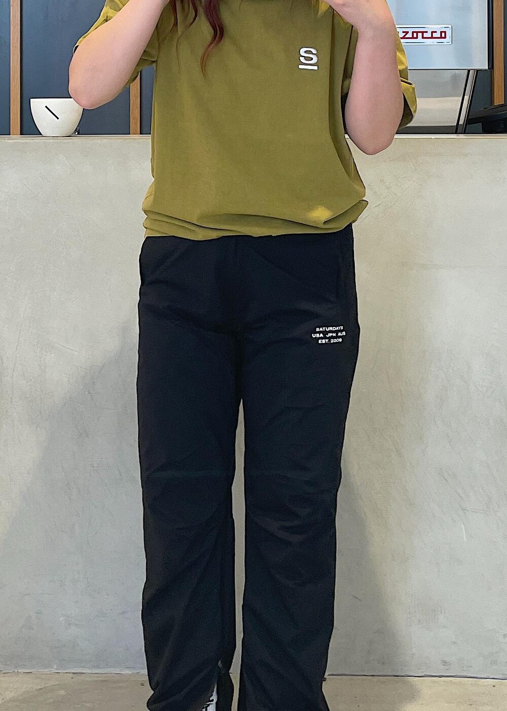 イエロー系のTシャツ/カットソーを着用したレディースの夏コーディネートの3枚目の写真