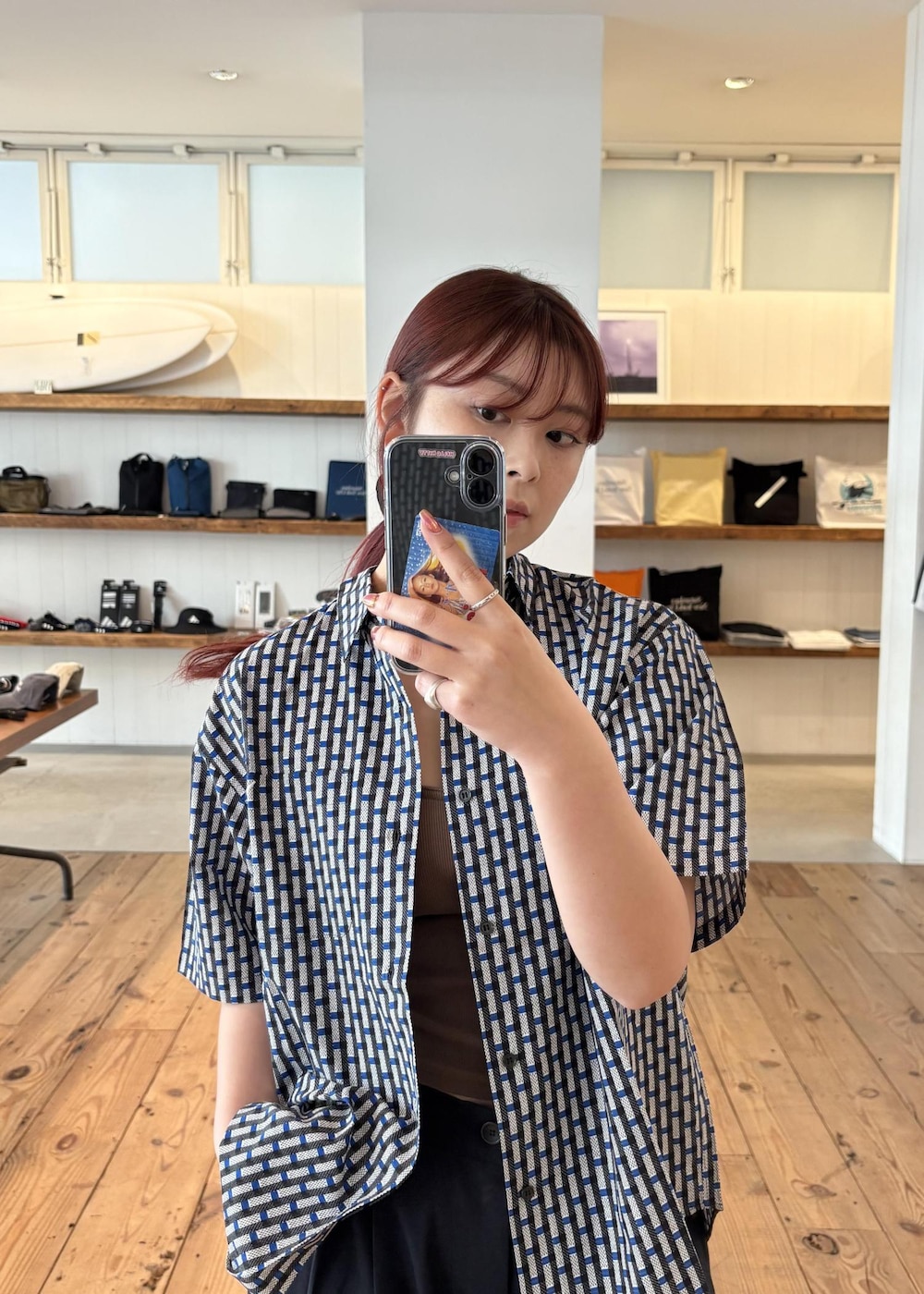 ブラック系のトートバッグを着用したレディースの春コーディネートの8枚目の写真