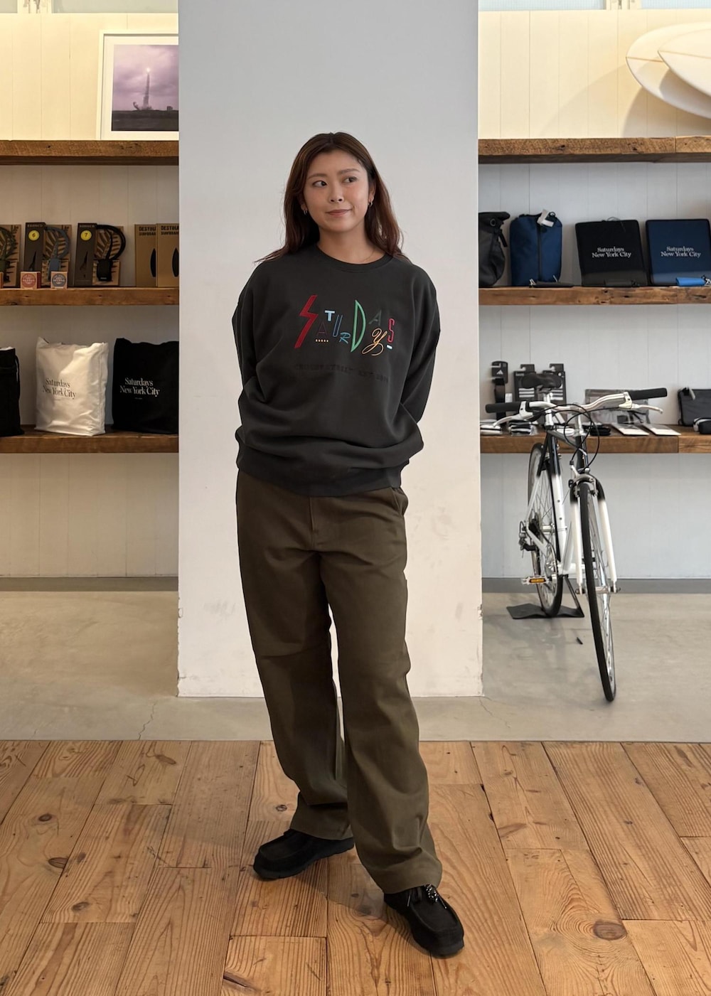 グリーン系のその他パンツを着用したレディースの秋コーディネートの2枚目の写真