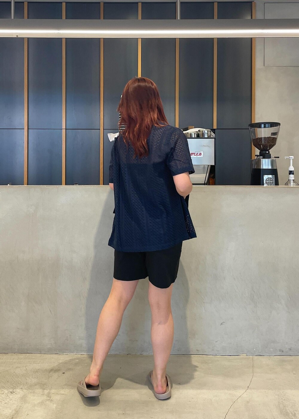 ブルー系のシャツ/ブラウス、ブラック系のその他パンツ、ベージュ系のサンダルを着用したレディースの春コーディネートの4枚目の写真