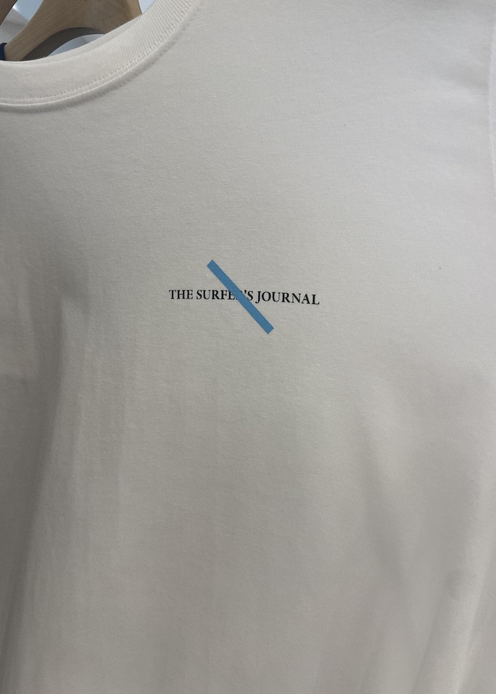 ブラック系のその他パンツ、ホワイト系のTシャツ/カットソーを着用したレディースの秋コーディネートの4枚目の写真