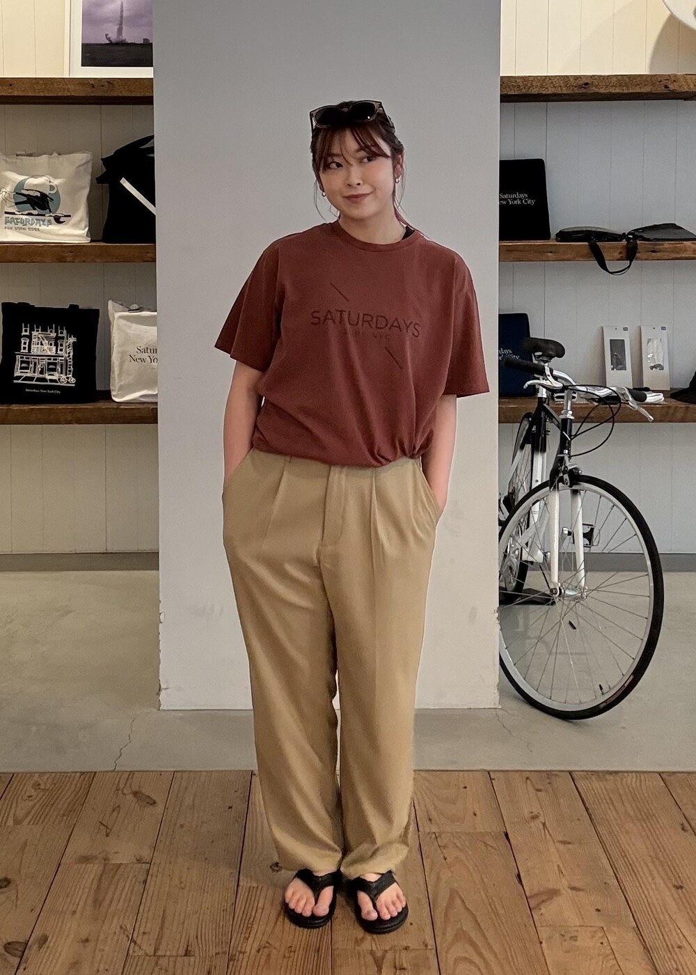 レッド系のTシャツ/カットソーを着用したレディースの春コーディネートの3枚目の写真