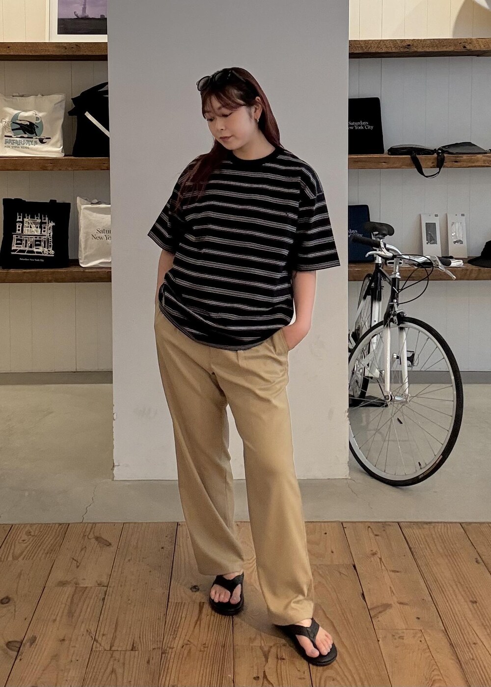 ブラック系のサングラスを着用したレディースの春コーディネートの3枚目の写真