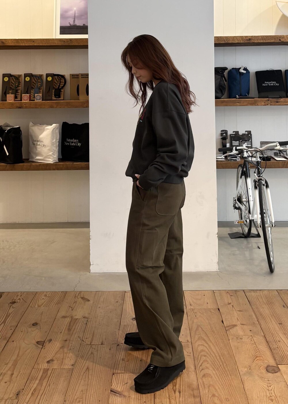 グリーン系のその他パンツを着用したレディースの秋コーディネートの6枚目の写真