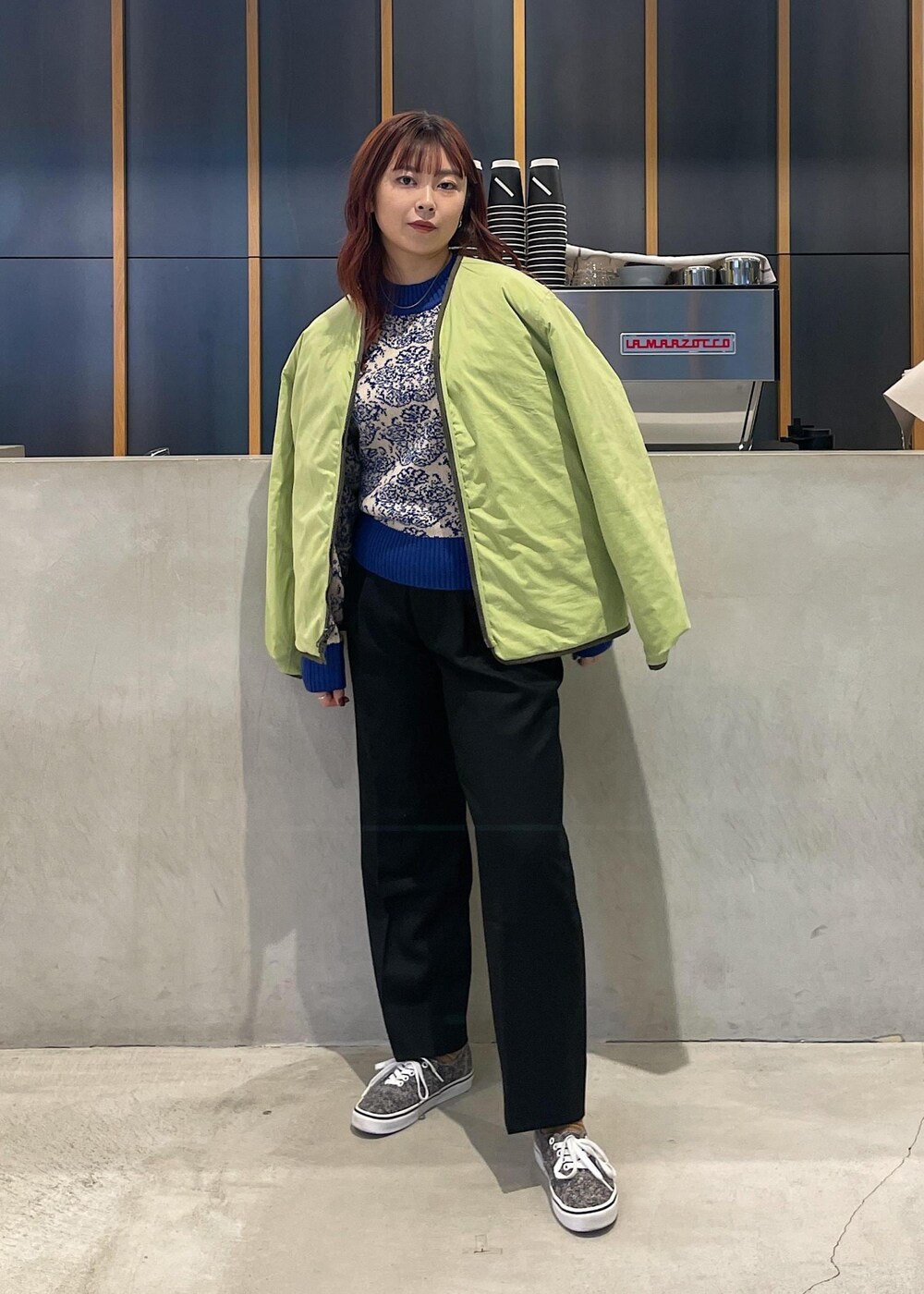 ブルー系のニット/セーター、ブラック系のその他パンツ、イエロー系のソックス/靴下を着用したレディースの秋コーディネートの2枚目の写真