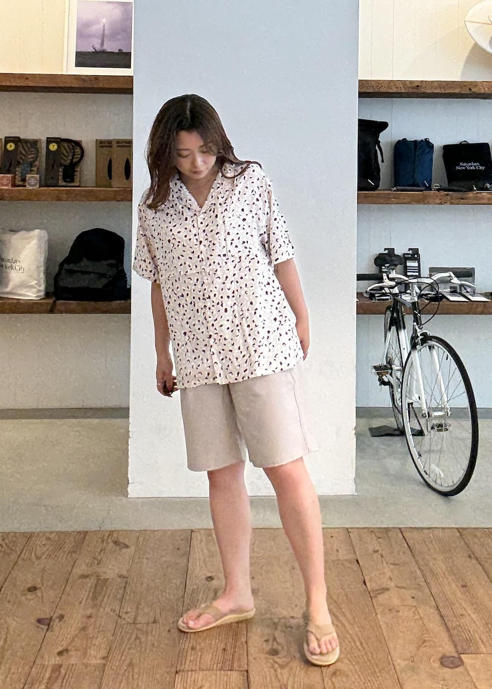 グレー系のシャツ/ブラウス、グレー系のその他パンツを着用したレディースの夏コーディネートの2枚目の写真