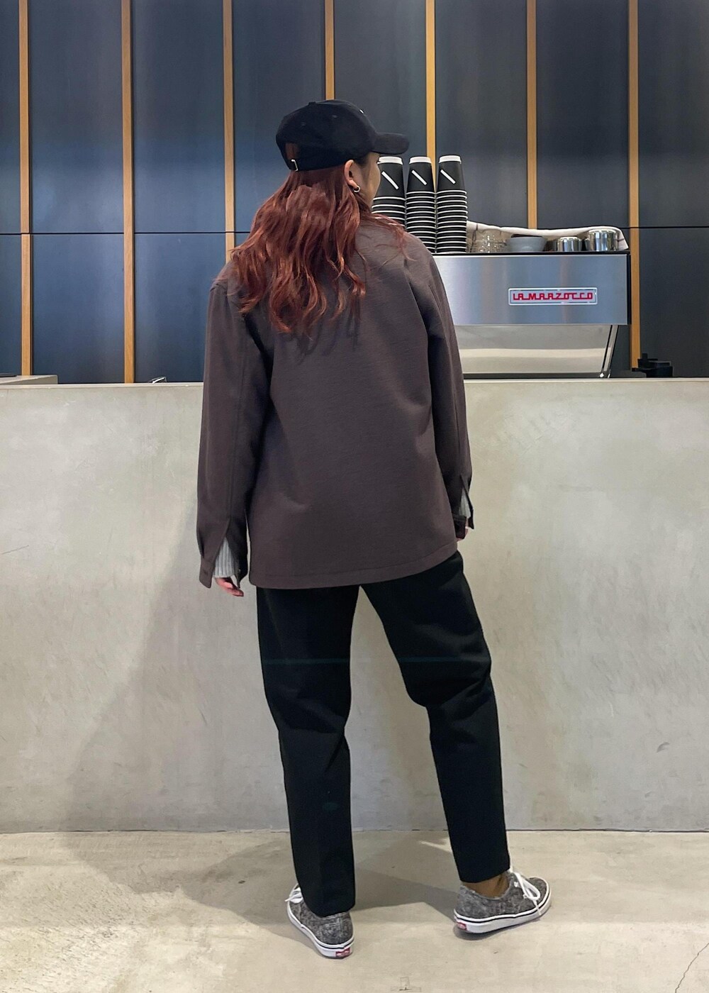 ベージュ系のカバーオール、イエロー系のソックス/靴下、ブラウン系のベルトを着用したレディースの秋コーディネートの3枚目の写真