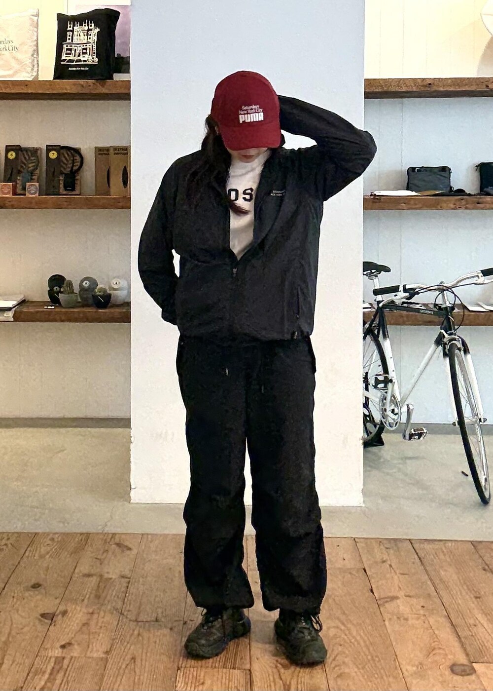 ホワイト系のTシャツ/カットソー、ブラック系のその他パンツを着用したレディースの夏コーディネートの2枚目の写真