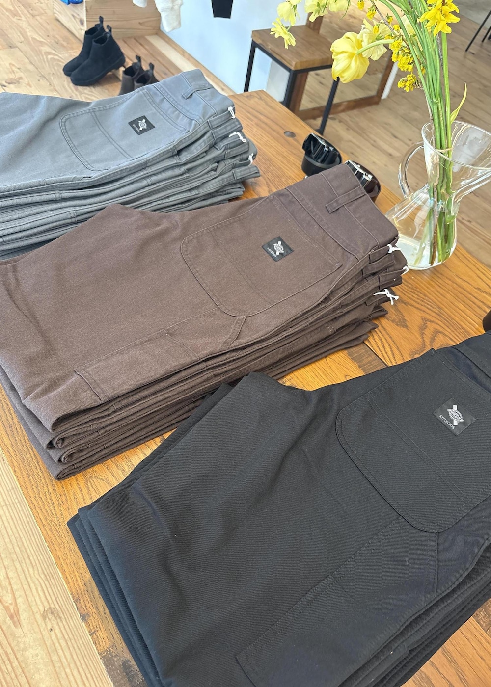 ブラック系のTシャツ/カットソー、ホワイト系のTシャツ/カットソー、ブラック系のその他パンツを着用したレディースの春コーディネートの7枚目の写真