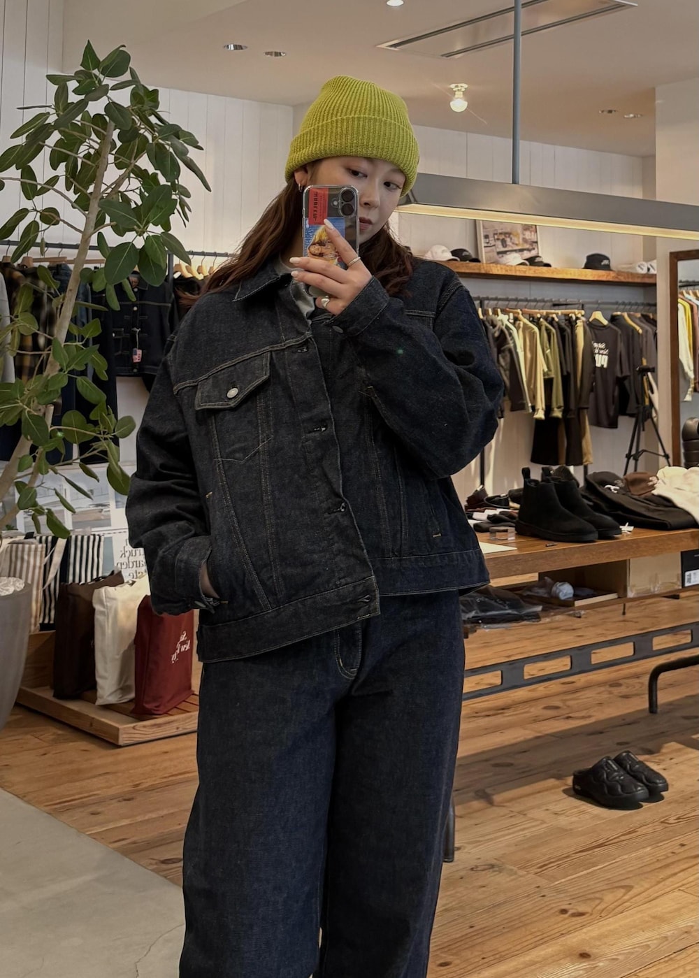 ブルー系のデニムジャケット、ブルー系のデニムパンツ、グレー系のTシャツ/カットソーを着用したレディースの冬コーディネートの6枚目の写真