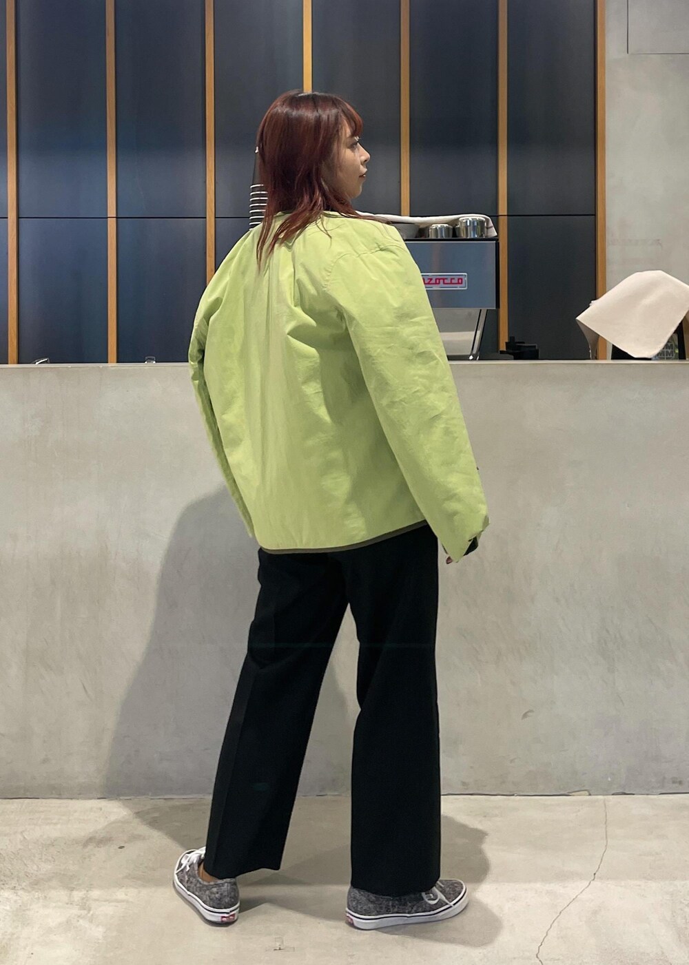 ブルー系のニット/セーター、ブラック系のその他パンツ、イエロー系のソックス/靴下を着用したレディースの秋コーディネートの3枚目の写真