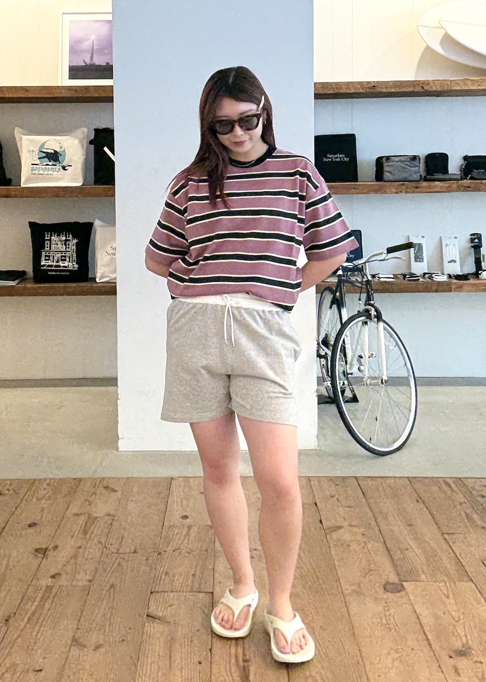 グレー系のサンダル、パープル系のTシャツ/カットソー、グレー系のその他パンツを着用したレディースの夏コーディネートの2枚目の写真