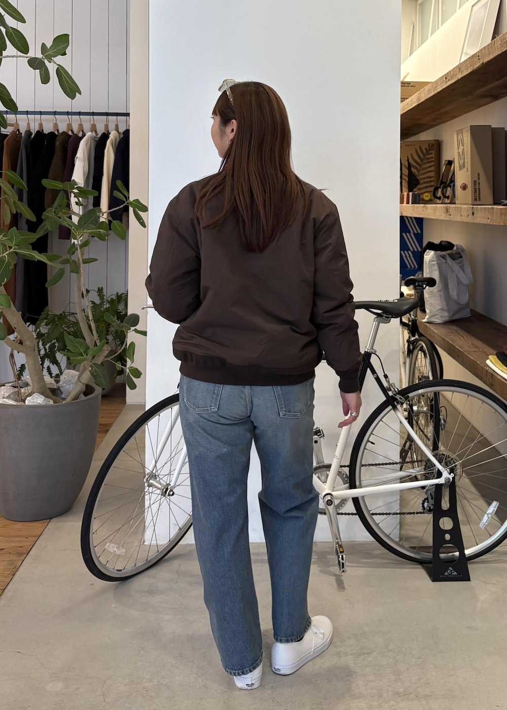 ブルー系のデニムジャケット、ブラウン系のその他アウター、ブルー系のデニムパンツを着用したレディースの冬コーディネートの5枚目の写真