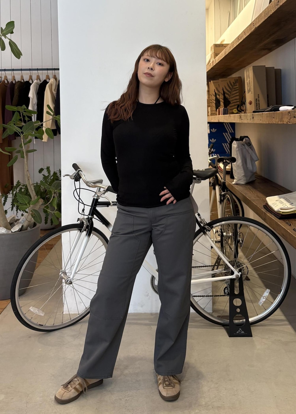 ブラック系のTシャツ/カットソー、ブラウン系のその他アウター、グレー系のその他パンツを着用したレディースの冬コーディネートの4枚目の写真