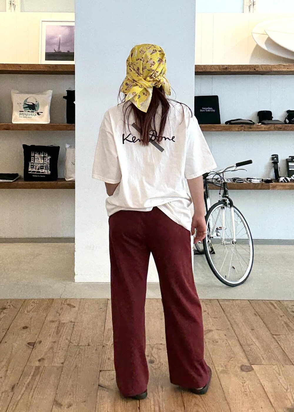 ブラック系のサンダル、ホワイト系のTシャツ/カットソー、レッド系のその他パンツを着用したレディースの夏コーディネートの5枚目の写真