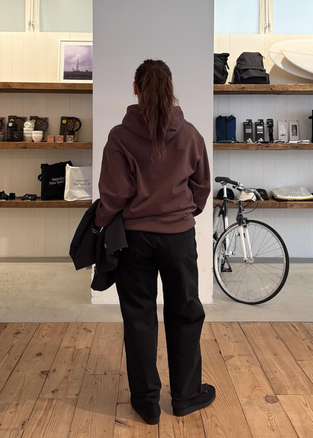 ブラック系のデニムパンツ、グリーン系のダウンジャケット/コート、ブラウン系のパーカーを着用したレディースの冬コーディネートの10枚目の写真