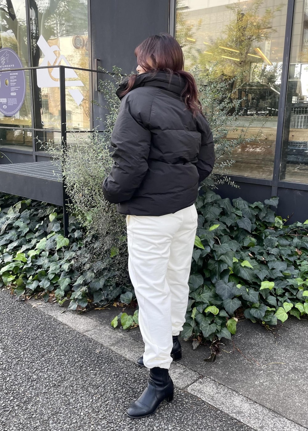 ホワイト系のスウェットパンツ、グレー系のニット/セーター、ブラック系のダウンジャケット/コートを着用したレディースの冬コーディネートの3枚目の写真
